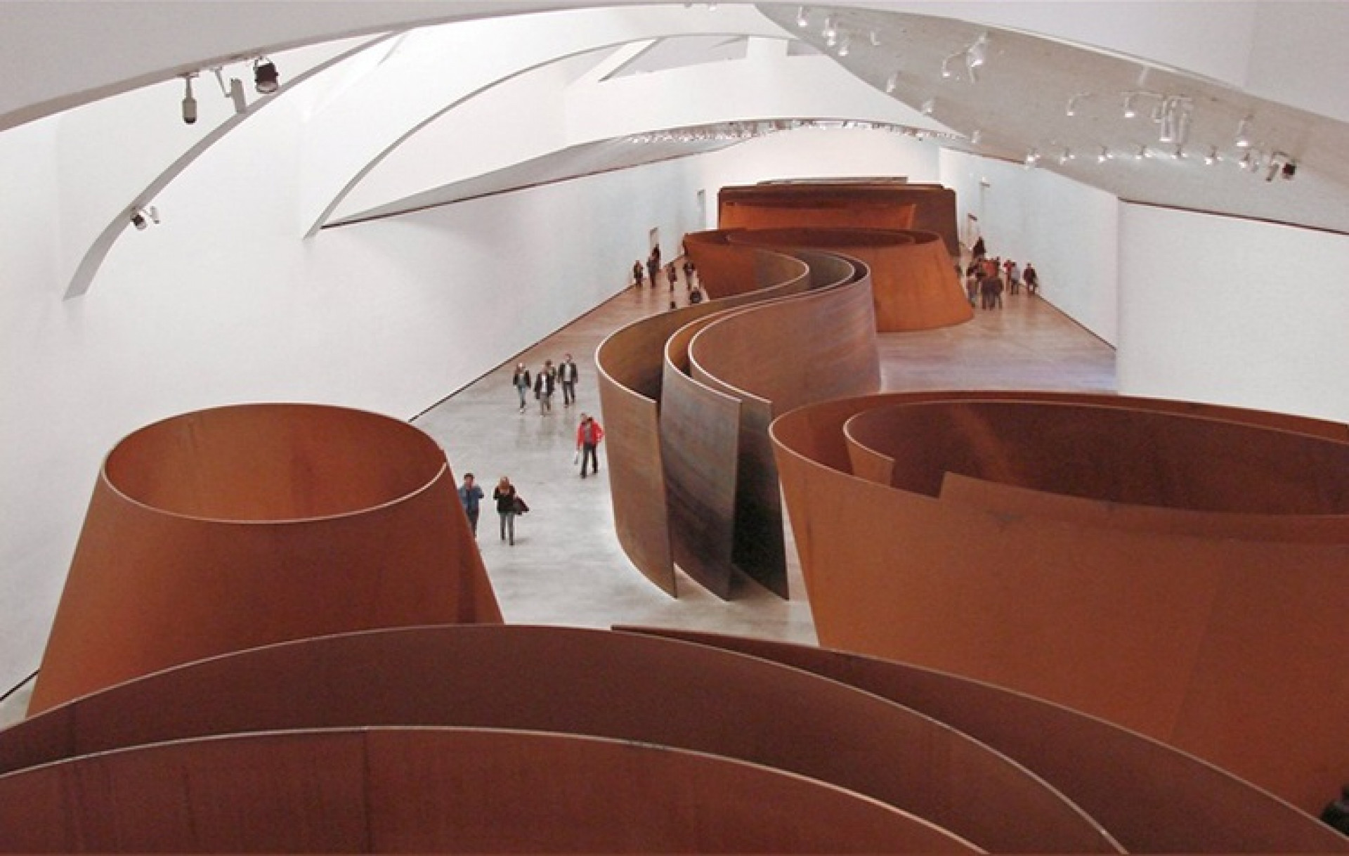 Richard Serra esculpia grandes obras metálicas - Reprodução