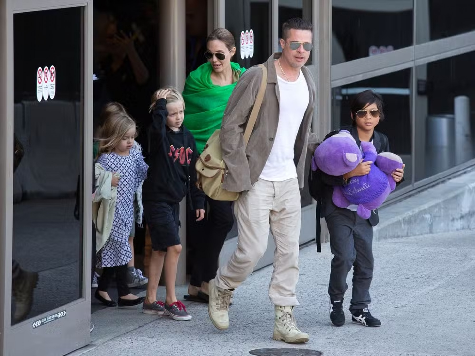 Angelina Jolie e Brad Pitt com os filhos - Foto: Reprodu&ccedil;&atilde;o