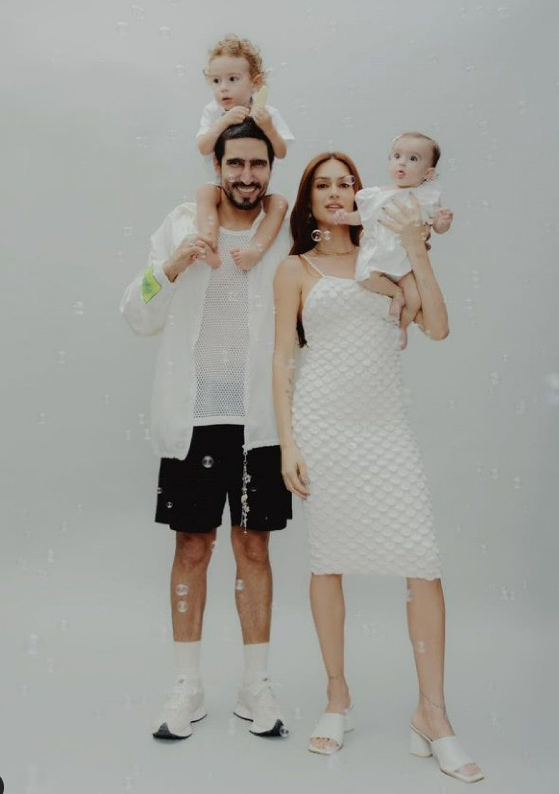 Thaila Ayala, o marido Renato Góes e os filhos - Reprodução do Instagram