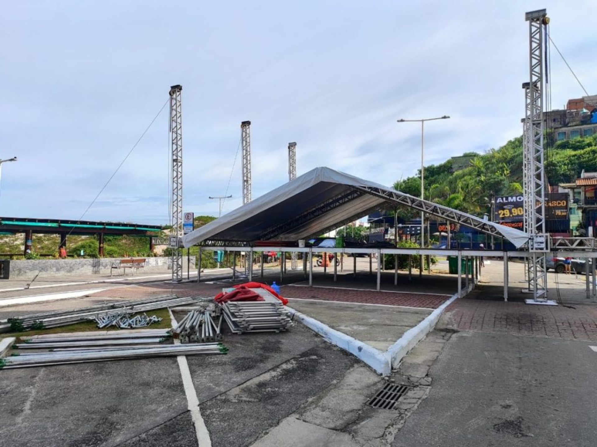 Palco j&aacute; est&aacute; sendo montado na Orla da Praia Grande - Ascom