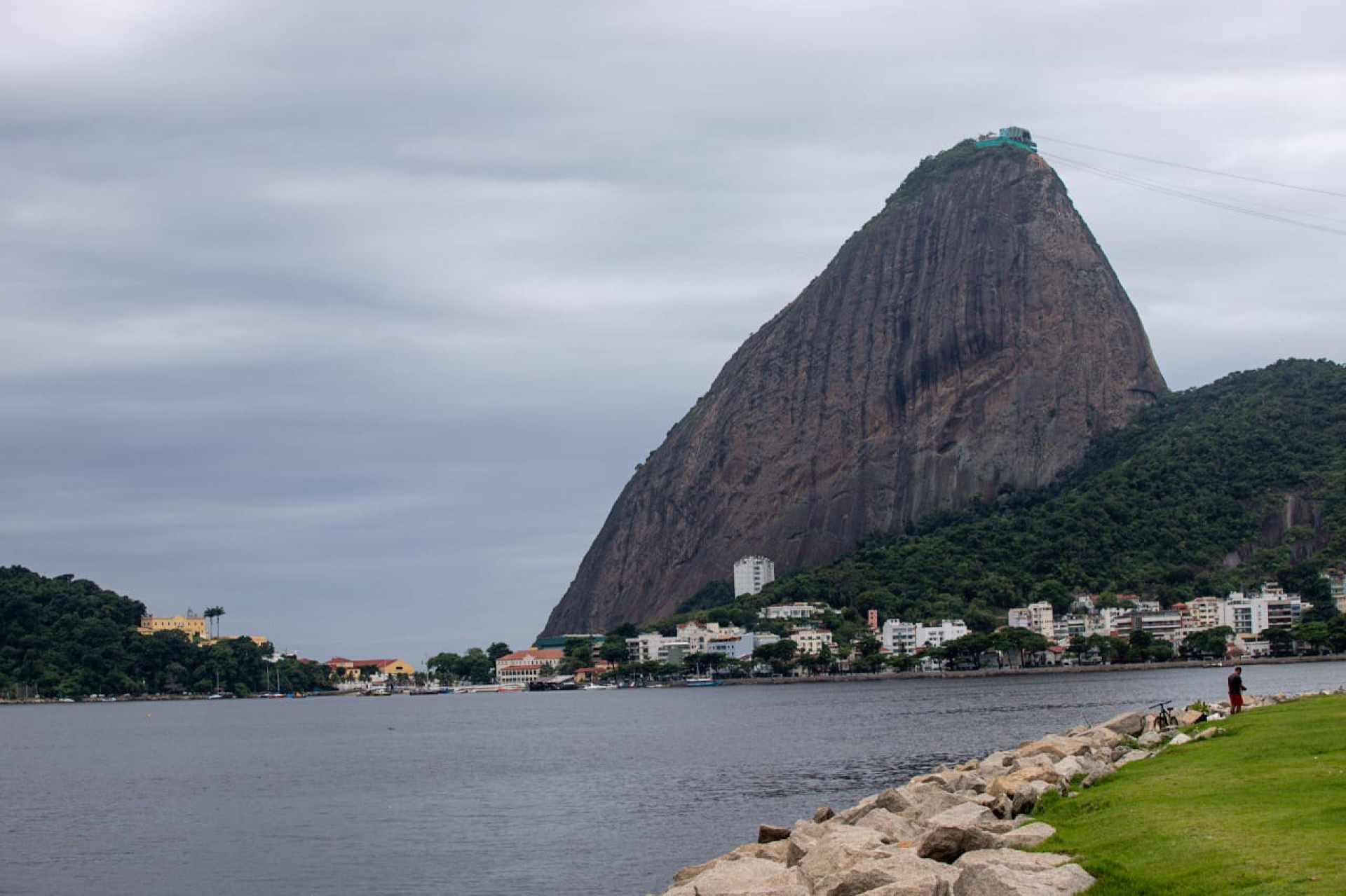 Tempo nublado na Praia do Flamengo, na Zona Sul do Rio - Renan Areias / Agência O Dia