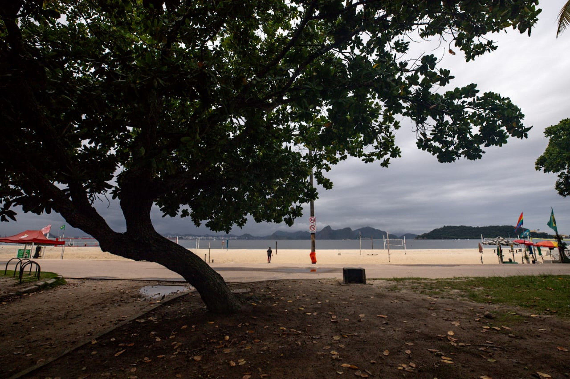 Tempo nublado na Praia do Flamengo, na Zona Sul do Rio - Renan Areias / Agência O Dia