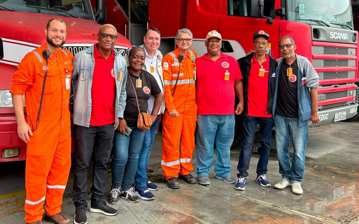 Profissionais da Viradouro visitam refinaria da Petrobras