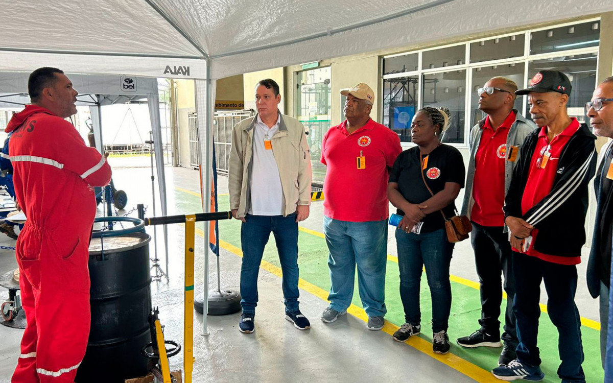 Profissionais da Viradouro visitam refinaria da Petrobras