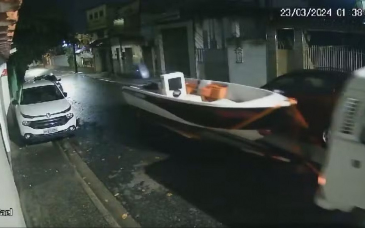 Barco foi levado de imóvel da família com o próprio reboque e transportado por kombi