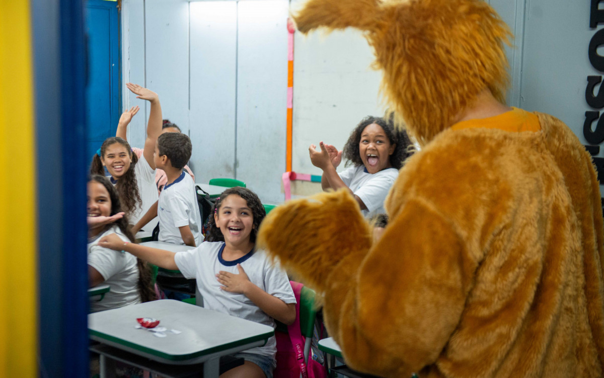 Ação da ONG Favela no Mundo presenteou crianças com chocolates