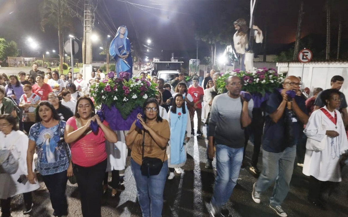 Fiéis da Paróquia Nossa Senhora da Ajuda fizeram procissão pelas ruas de Guapimirim no dia 27 de março - Foto: Paróquia N. Sra. Ajuda Guapimirim - Redes Sociais