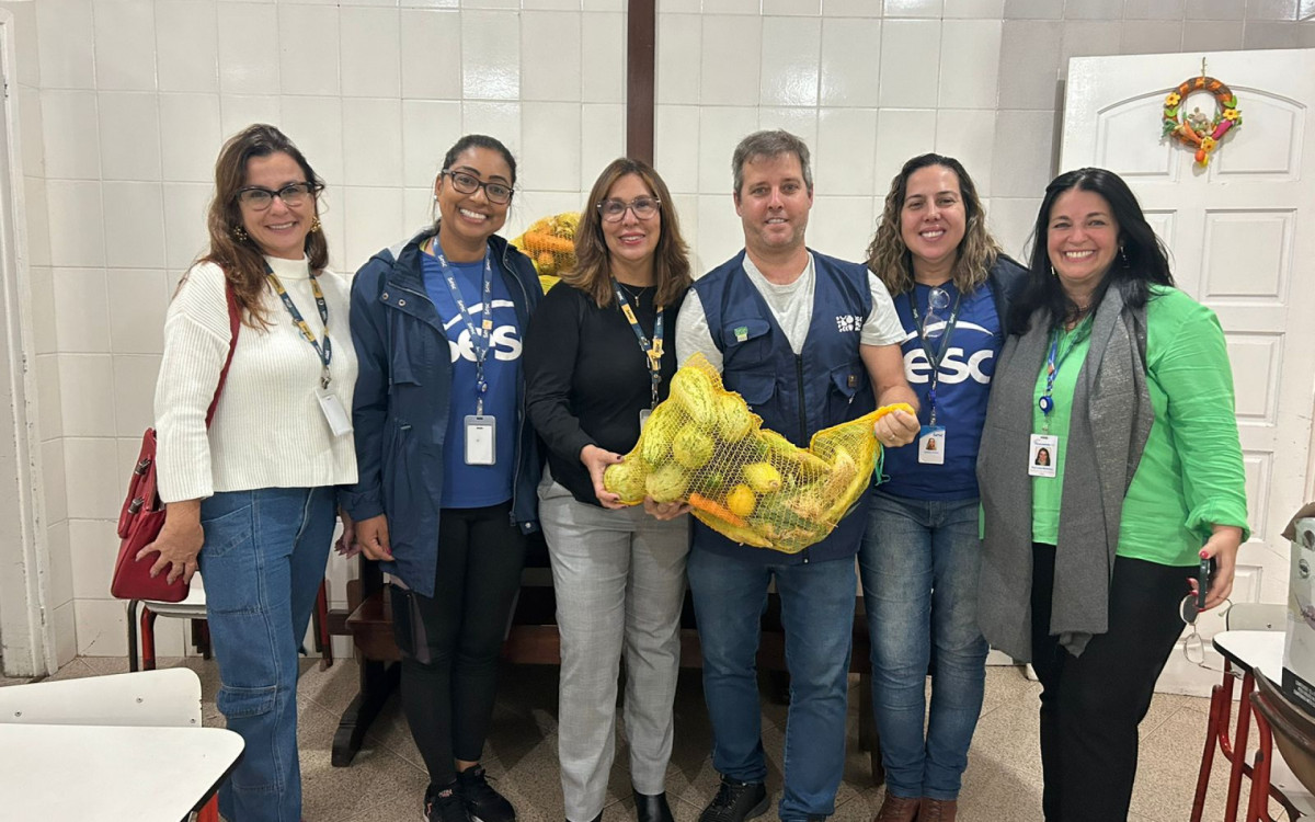 Representantes da Fecomércio-RJ, Sincomércio e Sesc Teresópolis na entrega das doações ao Lar Tia Anastácia