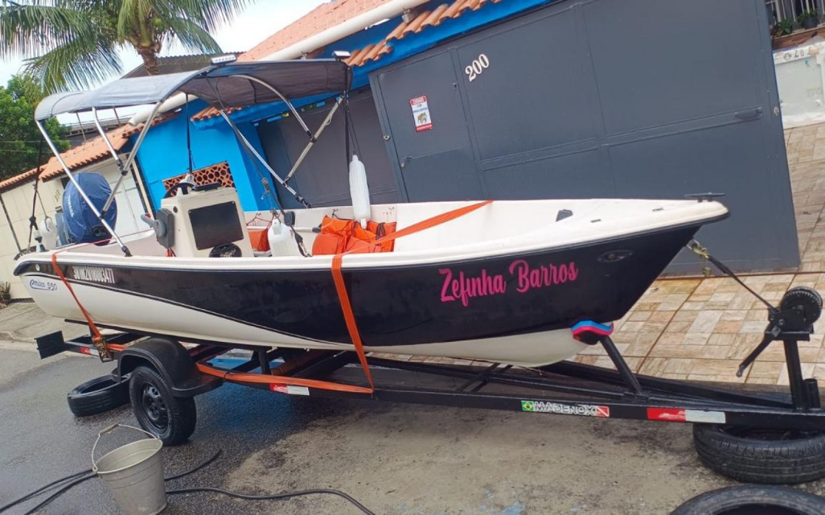 Embarcação ficava coberta e guardada em um imóvel vazio e em obras, que também pertence às vítimas