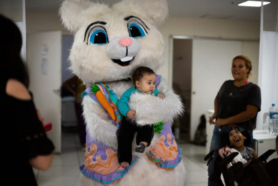 Ala pediátrica do Hospital do Retiro recebe visita do ‘Coelho da Páscoa’ em Volta Redonda