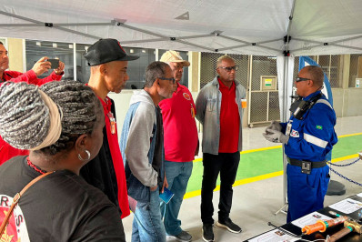 Profissionais do barracão da Viradouro visitam refinaria da Petrobras