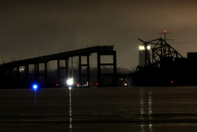 Mergulhadores encontram dois corpos em buscas após queda de ponte nos EUA