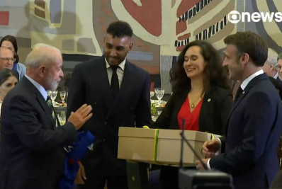 Payet presenteia presidentes Lula e Macron com camisas do Vasco