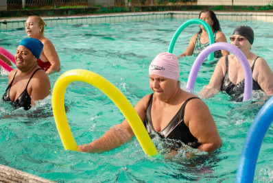 Aulas gratuitas de hidroginástica preventiva para idosos em Japeri