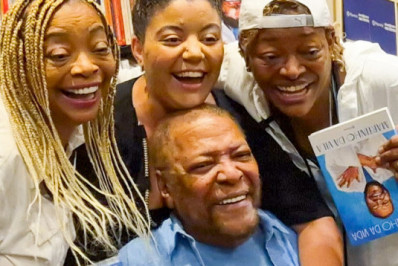 Martinho da Vila recebe o carinho das filhas em lançamento de biografia