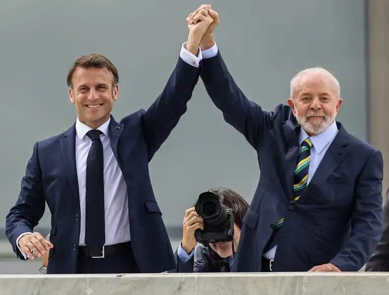 Macron: ninguém está salvo de forças extremas que estremecem a democracia, e Brasil resistiu