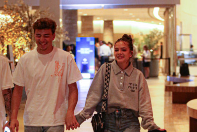 Mel Maia passeia com o namorado em shopping no Rio de Janeiro