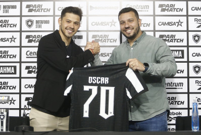 Romero recebe a camisa 70 do Botafogo: 'É homenagem a Garrincha'