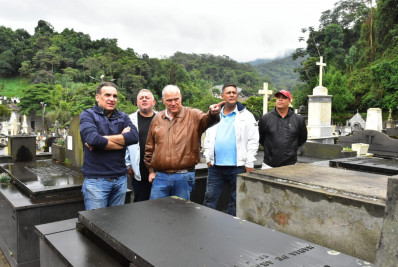 Prefeito visita locais afetados pelas chuvas com deputado Hugo Leal