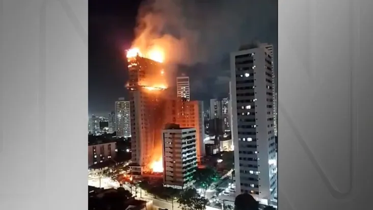 Incêndio de grande proporção atinge prédio em construção no Recife - Reprodução