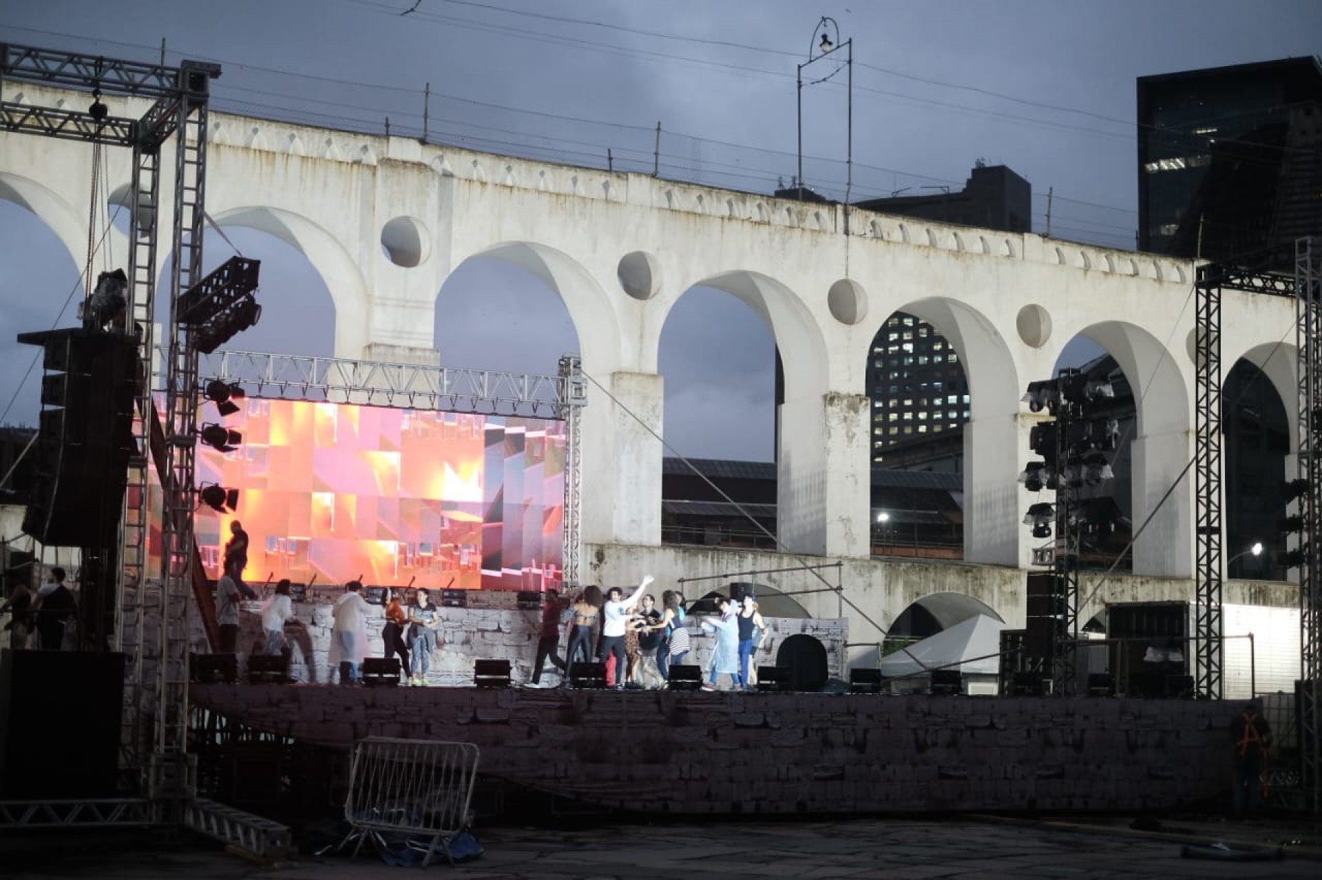 Estrutura sendo concluída para o evento desta sexta-feira (29) - Pedro Ivo / Agência O Dia