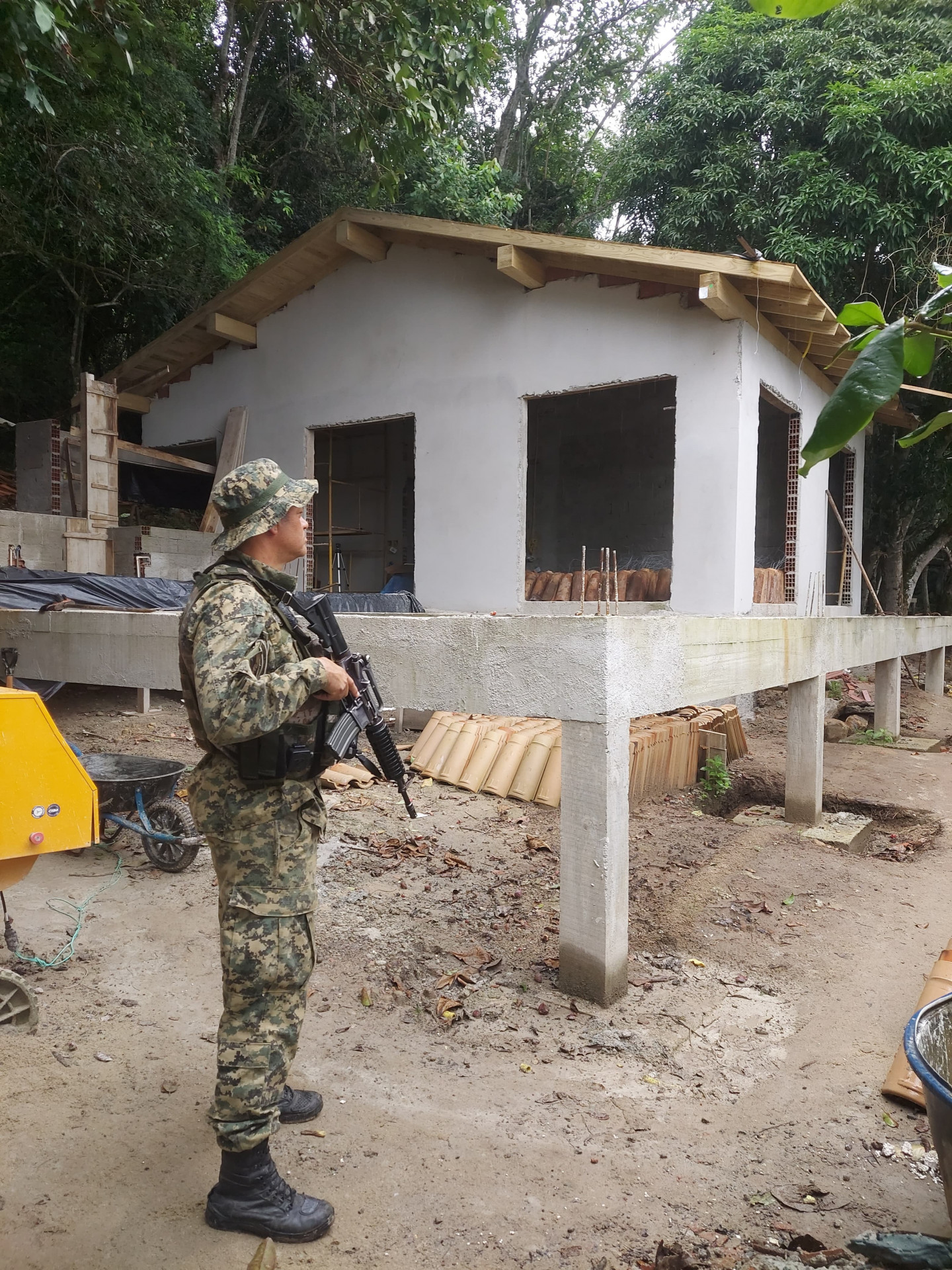 Obra irregular em faixa de areia na Praia dos Vagabundos