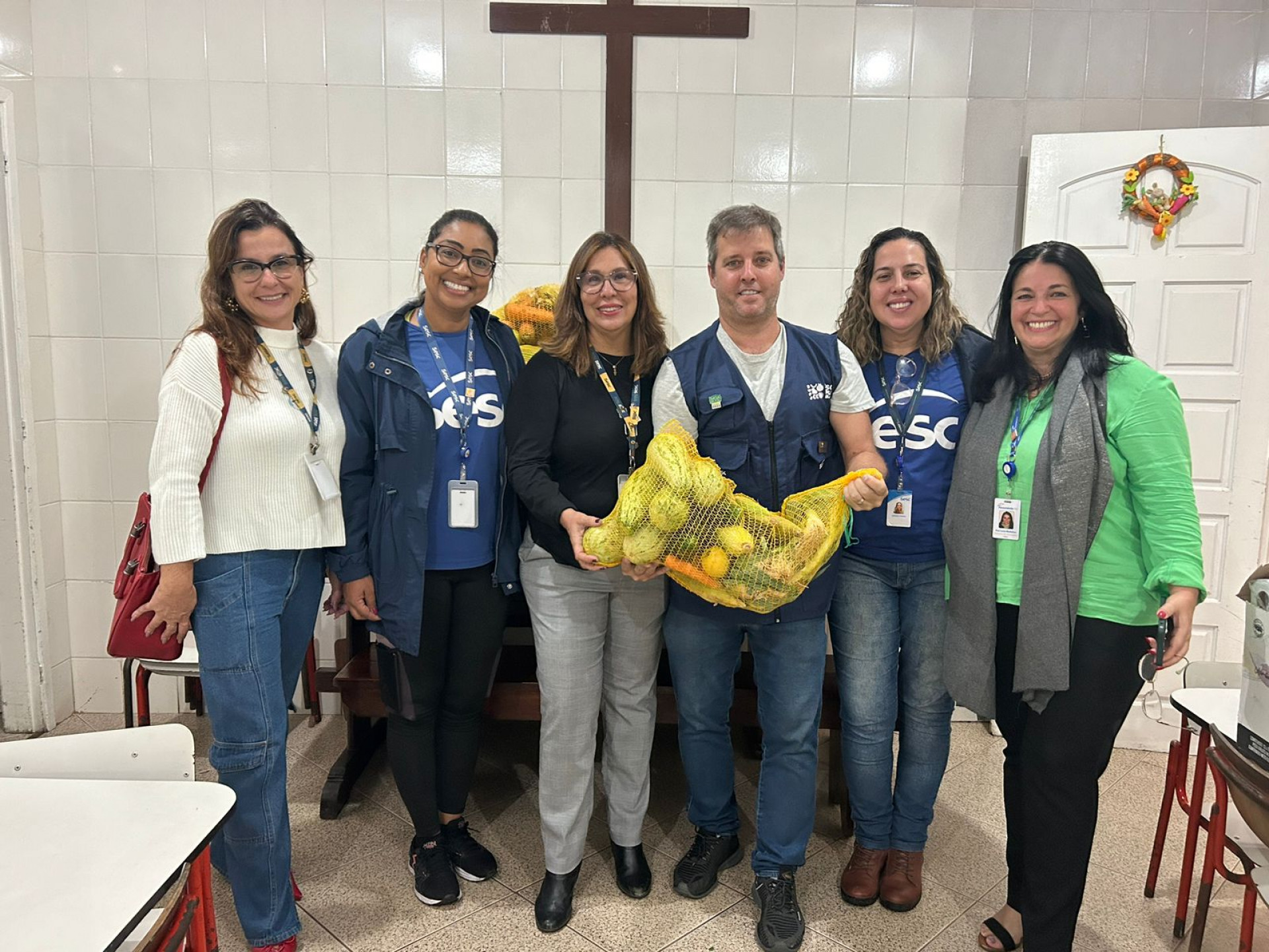 Representantes da Fecomércio-RJ, Sincomércio e Sesc Teresópolis na entrega das doações ao Lar Tia Anastácia  - Divulgação