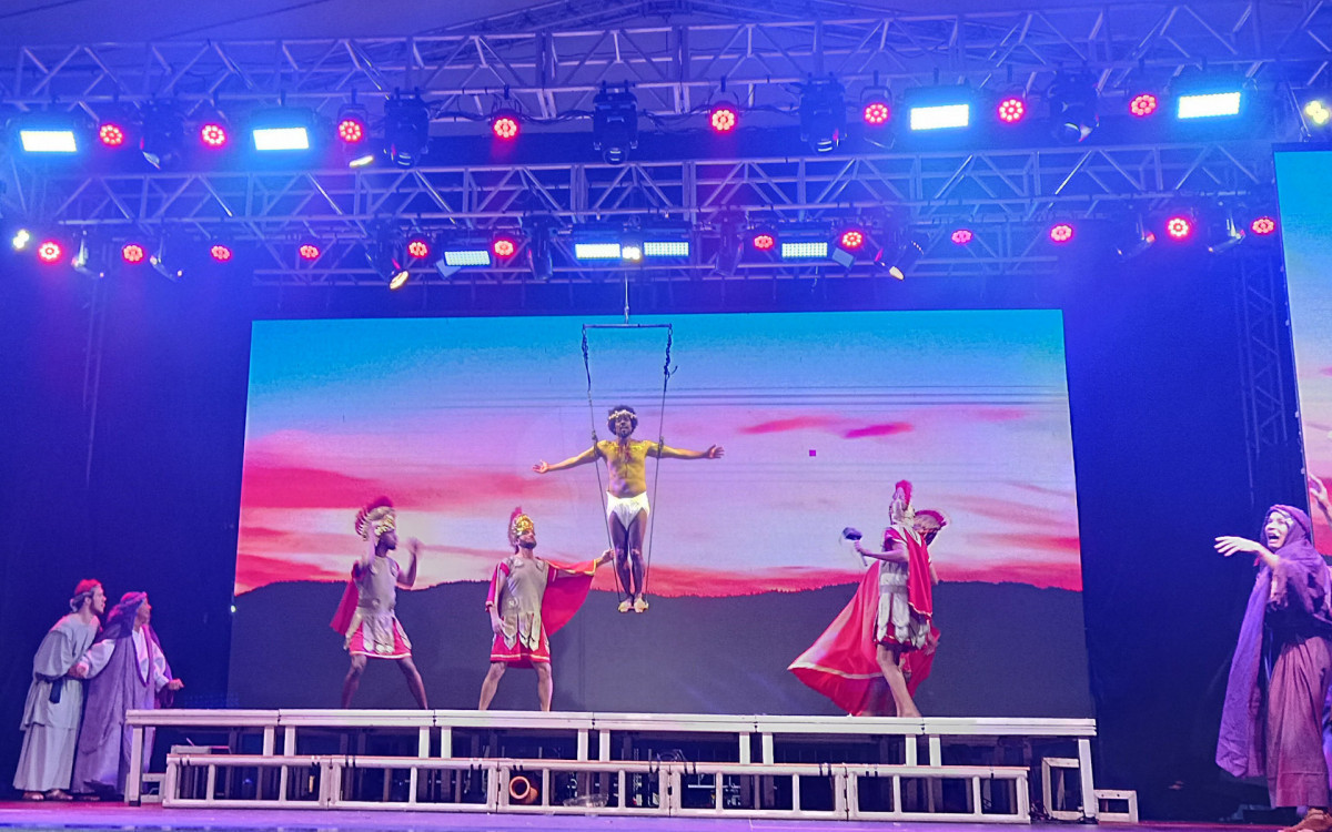 Revivendo os momentos cruciais da vida de Jesus com realismo