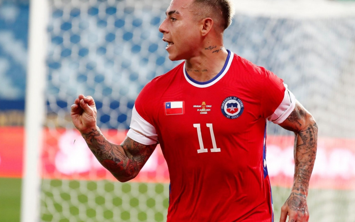 Eduardo Vargas em ação pela seleção chilena.
