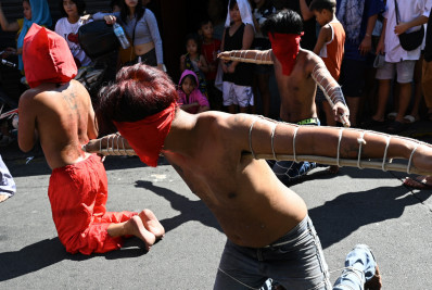 Filipinos celebram Sexta-Feira Santa com crucificações e flagelos 