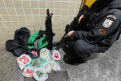 Polícia apreende 428 cápsulas de cocaína e 80 pedras de crack em Araruama