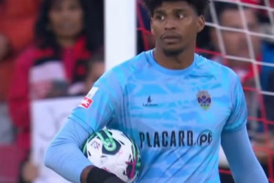 Ex-goleiro do Flamengo pega dois pênaltis contra o Benfica no Campeonato Português