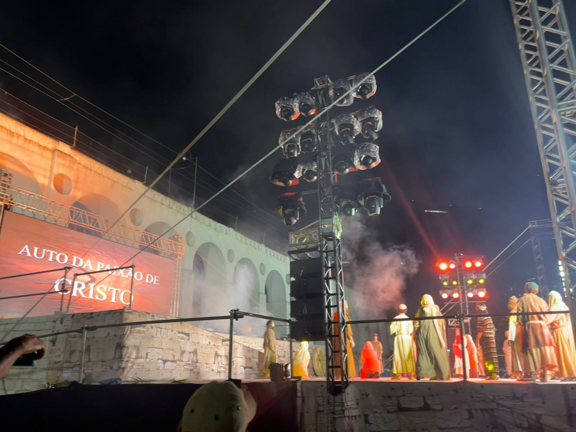 Fiéis acompanharam o espetáculo Auto da Paixão de Cristo realizado nos Arcos da Lapa nesta Sexta-feira Santa - Maria Eduarda Volta / Agência O Dia