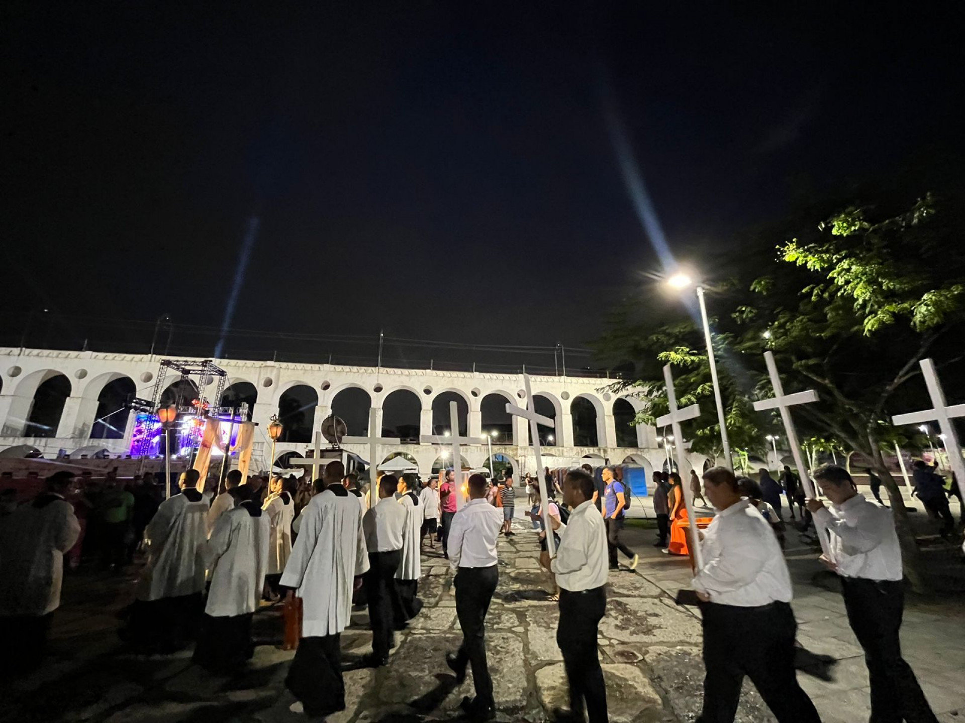 Fiéis acompanharam o espetáculo Auto da Paixão de Cristo realizado nos Arcos da Lapa nesta Sexta-feira Santa - Maria Eduarda Volta / Agência O Dia
