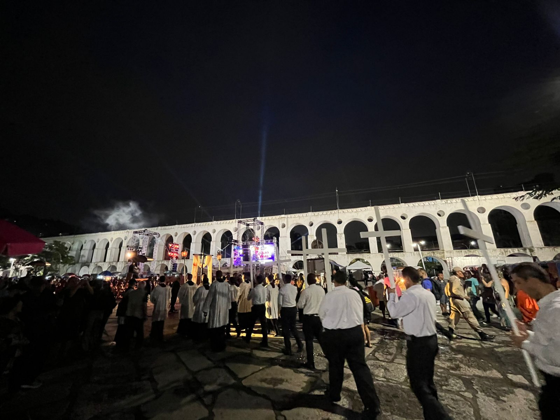 Fiéis acompanharam o espetáculo Auto da Paixão de Cristo realizado nos Arcos da Lapa nesta Sexta-feira Santa - Maria Eduarda Volta / Agência O Dia