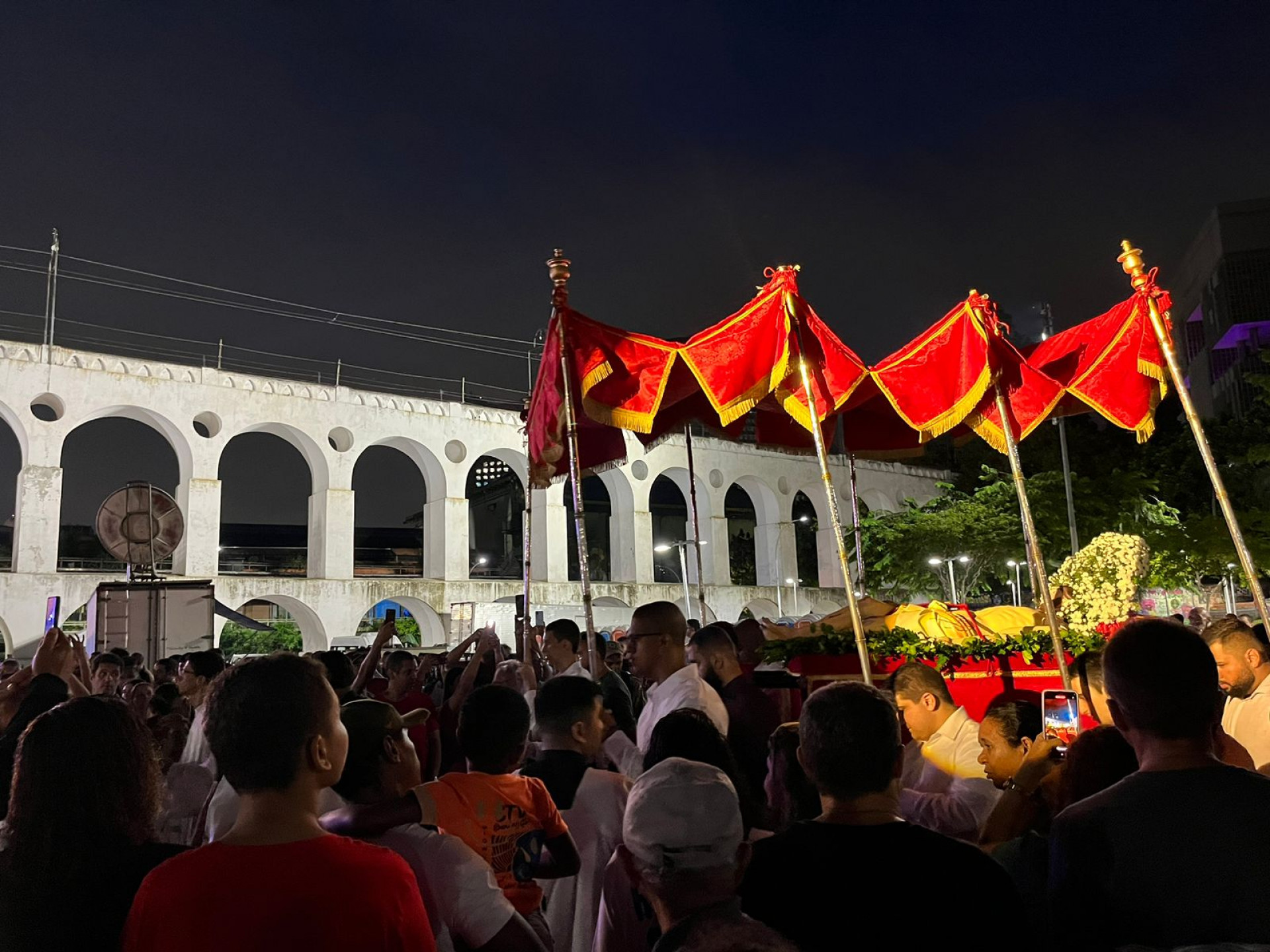 Fiéis acompanharam o espetáculo Auto da Paixão de Cristo realizado nos Arcos da Lapa nesta Sexta-feira Santa - Maria Eduarda Volta / Agência O Dia