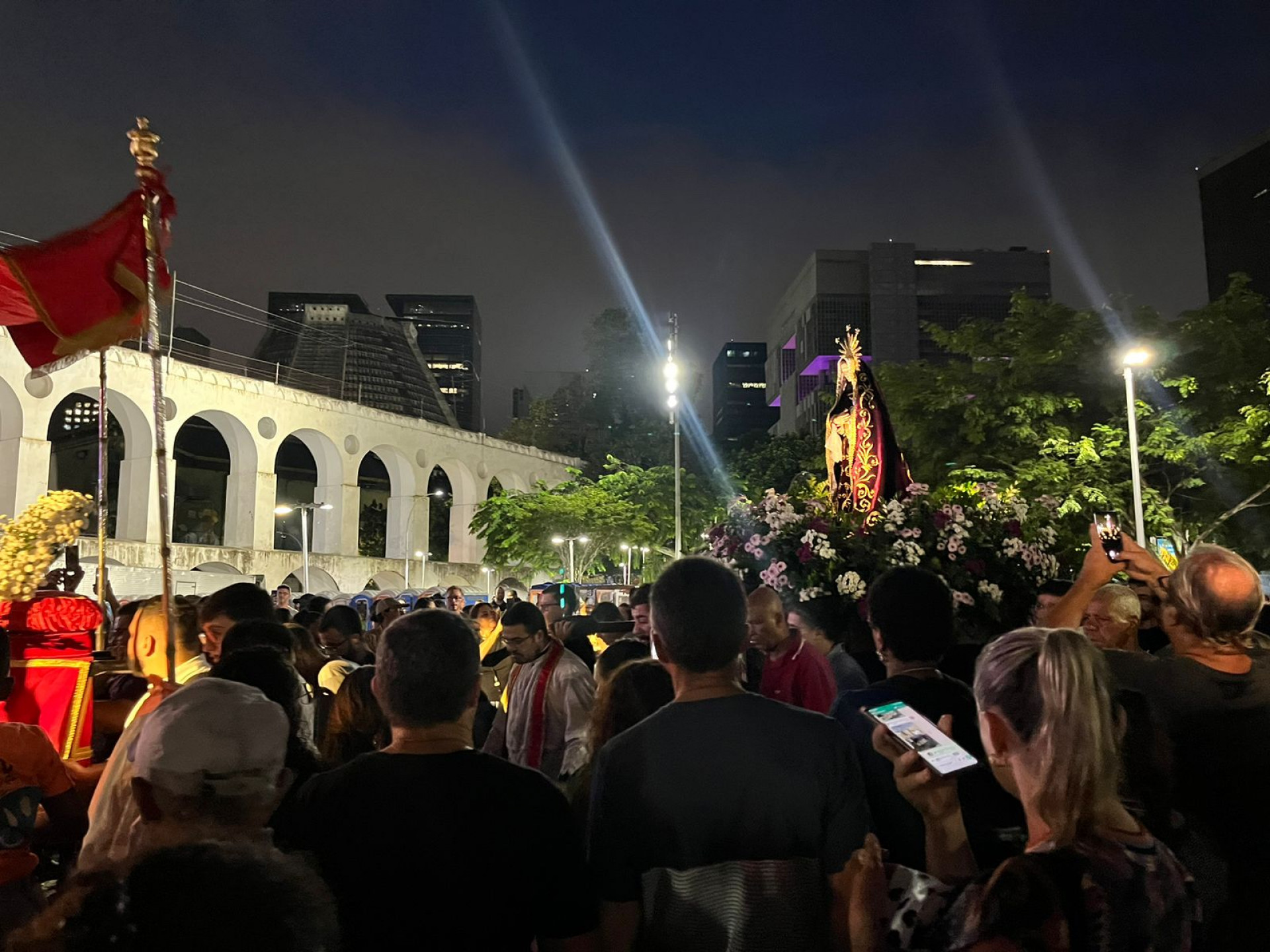 Fiéis acompanharam o espetáculo Auto da Paixão de Cristo realizado nos Arcos da Lapa nesta Sexta-feira Santa - Maria Eduarda Volta / Agência O Dia