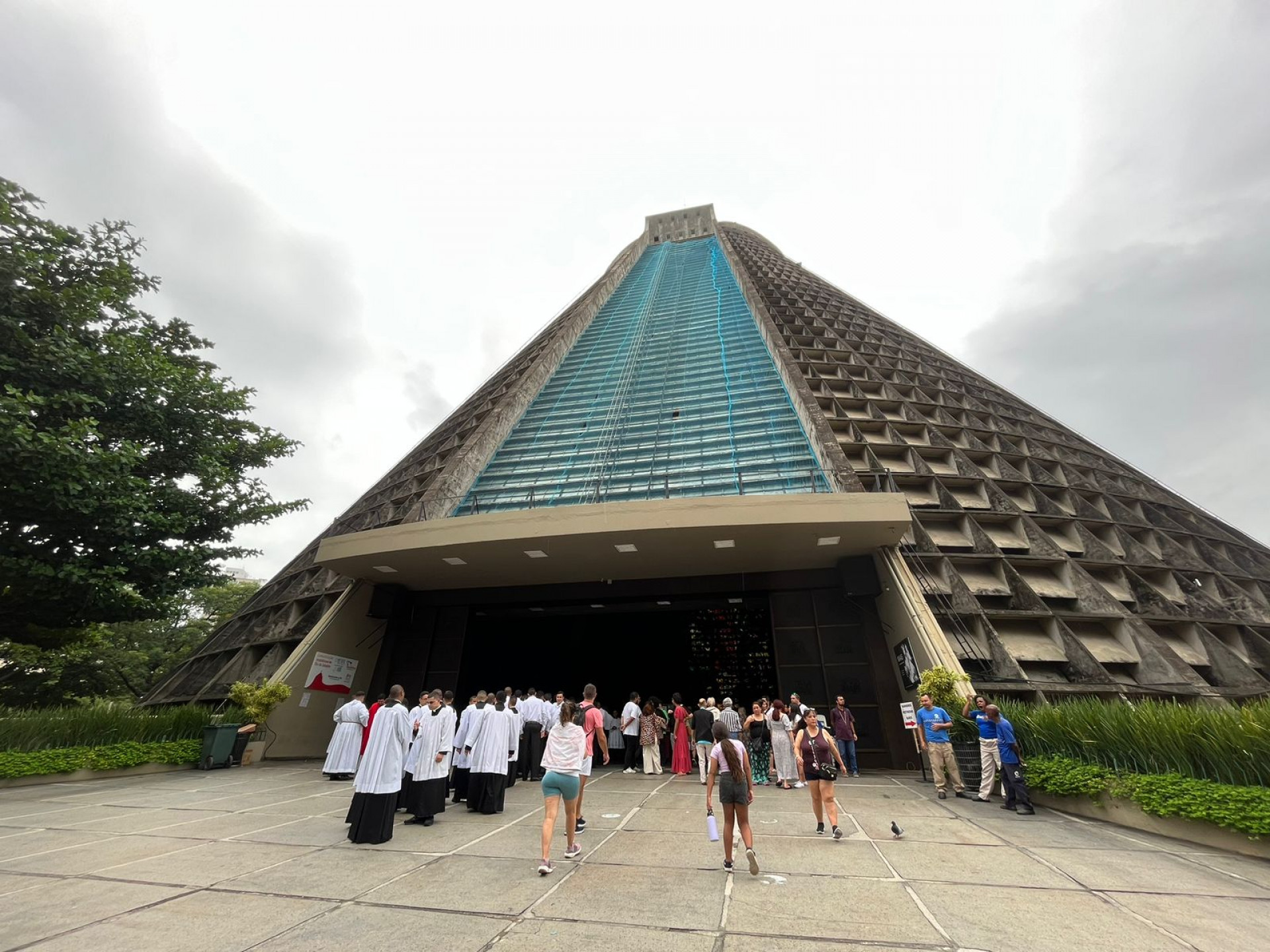 Fi&eacute;is acompanham a&ccedil;&atilde;o lit&uacute;rgica de comemora&ccedil;&atilde;o na Sexta-Feira Santa - Maria Eduarda Volta / Ag&ecirc;ncia O Dia