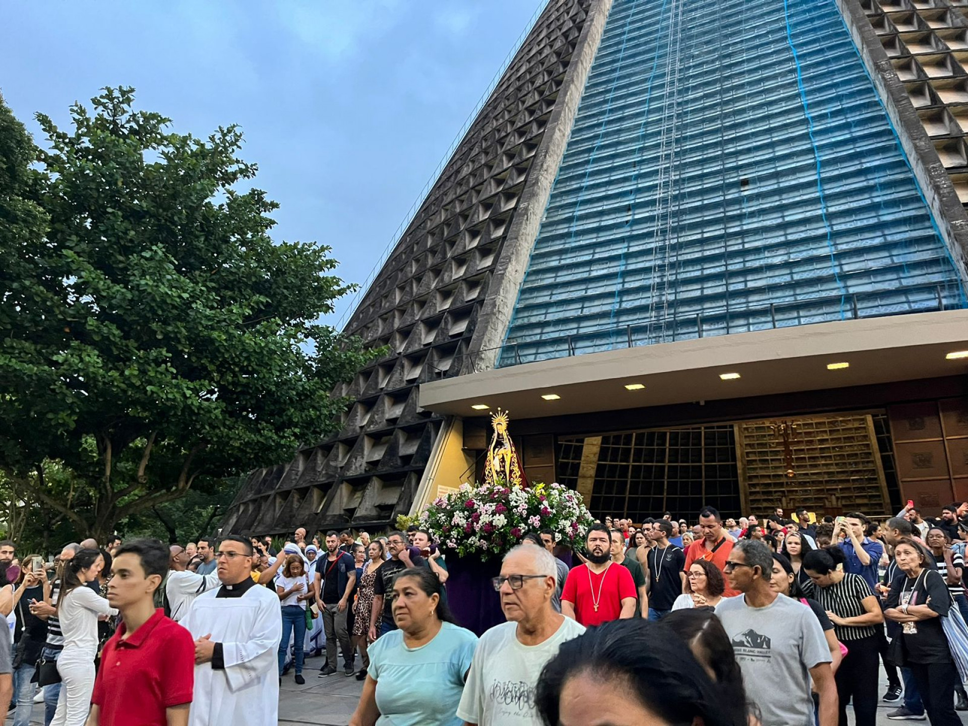Prociss&atilde;o do Senhor Morto acontece ap&oacute;s a&ccedil;&atilde;o lit&uacute;rgica na Catedral Metropolitana - Maria Eduarda Volta / Ag&ecirc;ncia O Dia