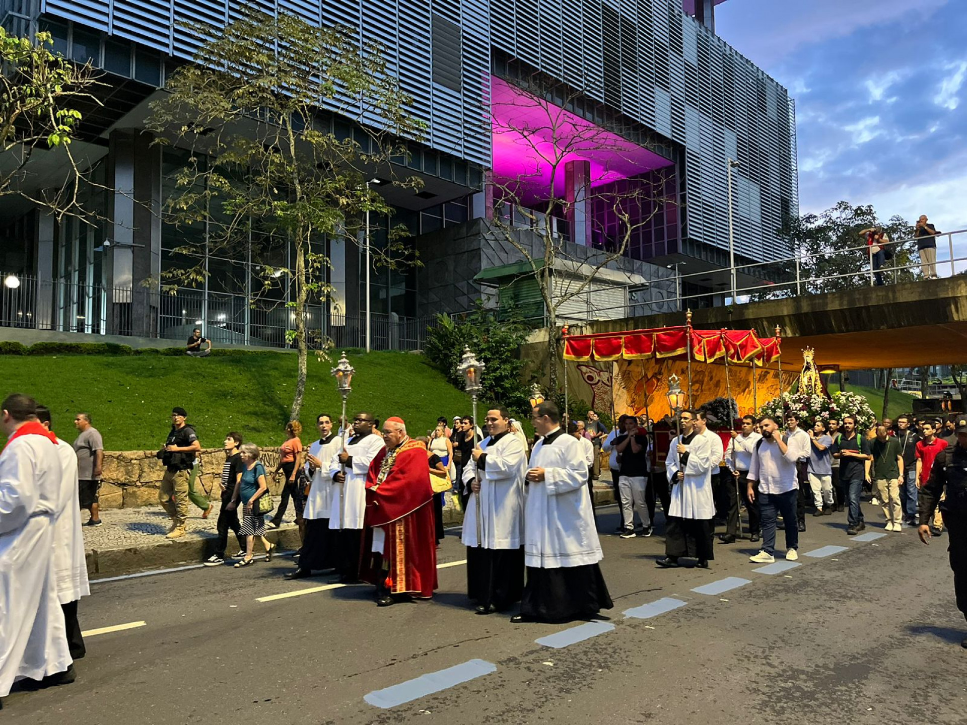 Prociss&atilde;o do Senhor Morto tem presen&ccedil;a do cardeal-arcebispo Orani Jo&atilde;o Tempesta - Maria Eduarda Volta / Ag&ecirc;ncia O Dia
