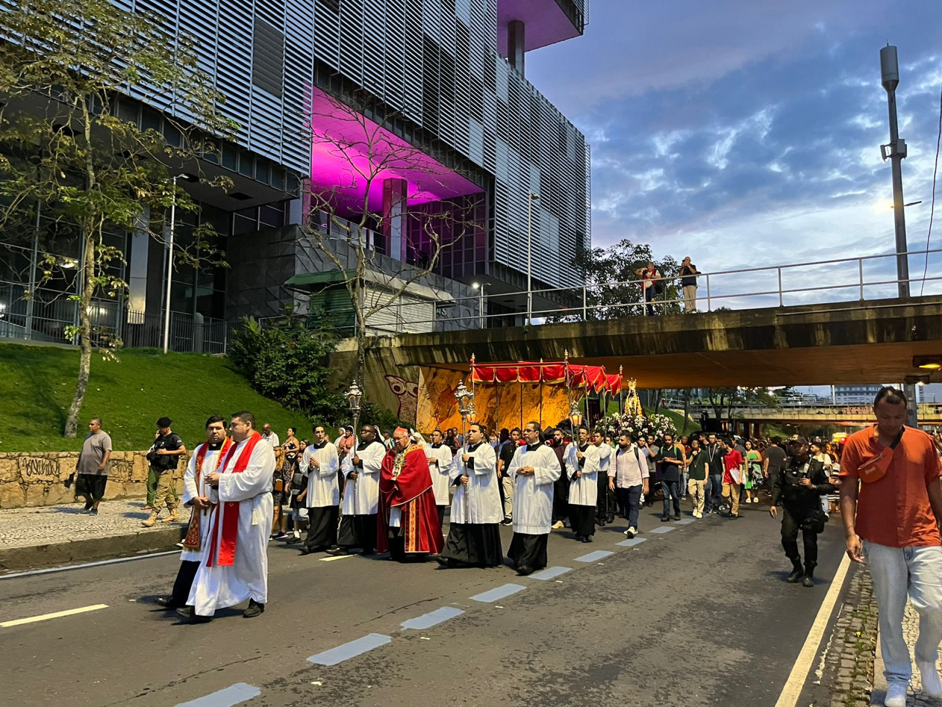 Prociss&atilde;o do Senhor Morto tem presen&ccedil;a do cardeal-arcebispo Orani Jo&atilde;o Tempesta - Maria Eduarda Volta / Ag&ecirc;ncia O Dia