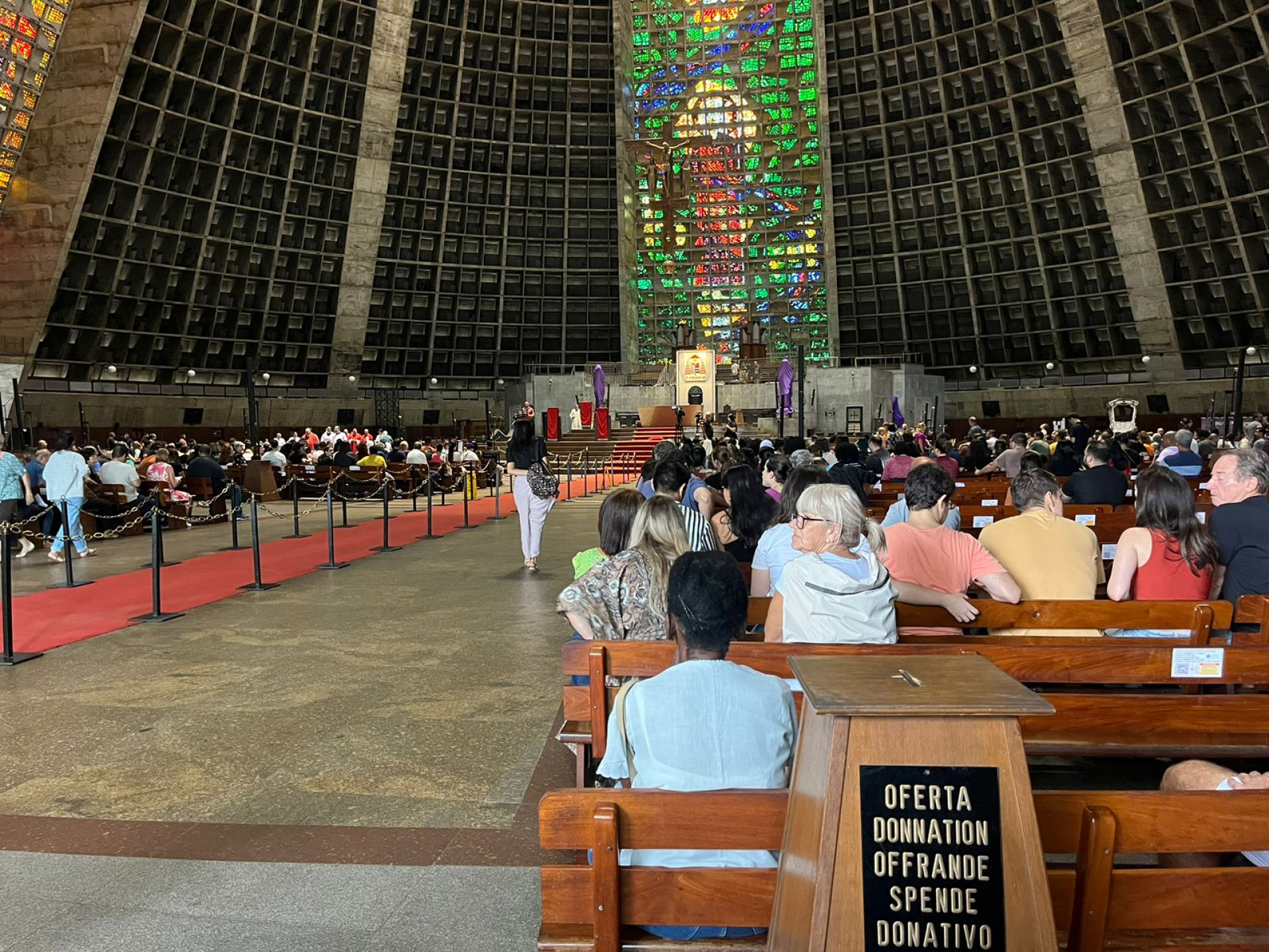 Aldemira Silva (camisa azul de costas) marcou presen&ccedil;a na Catedral Metropolitana do Rio - Maria Eduarda Volta / Ag&ecirc;ncia O Dia