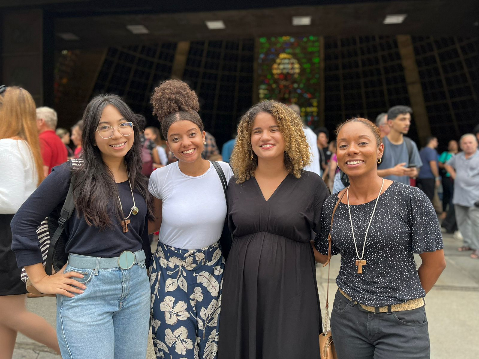 Maria Clara Castro, Iuria Ramalho, Larissa Oliveira e Jordana da Silva acompanharam a missa - Maria Eduarda Volta / Ag&ecirc;ncia O Dia