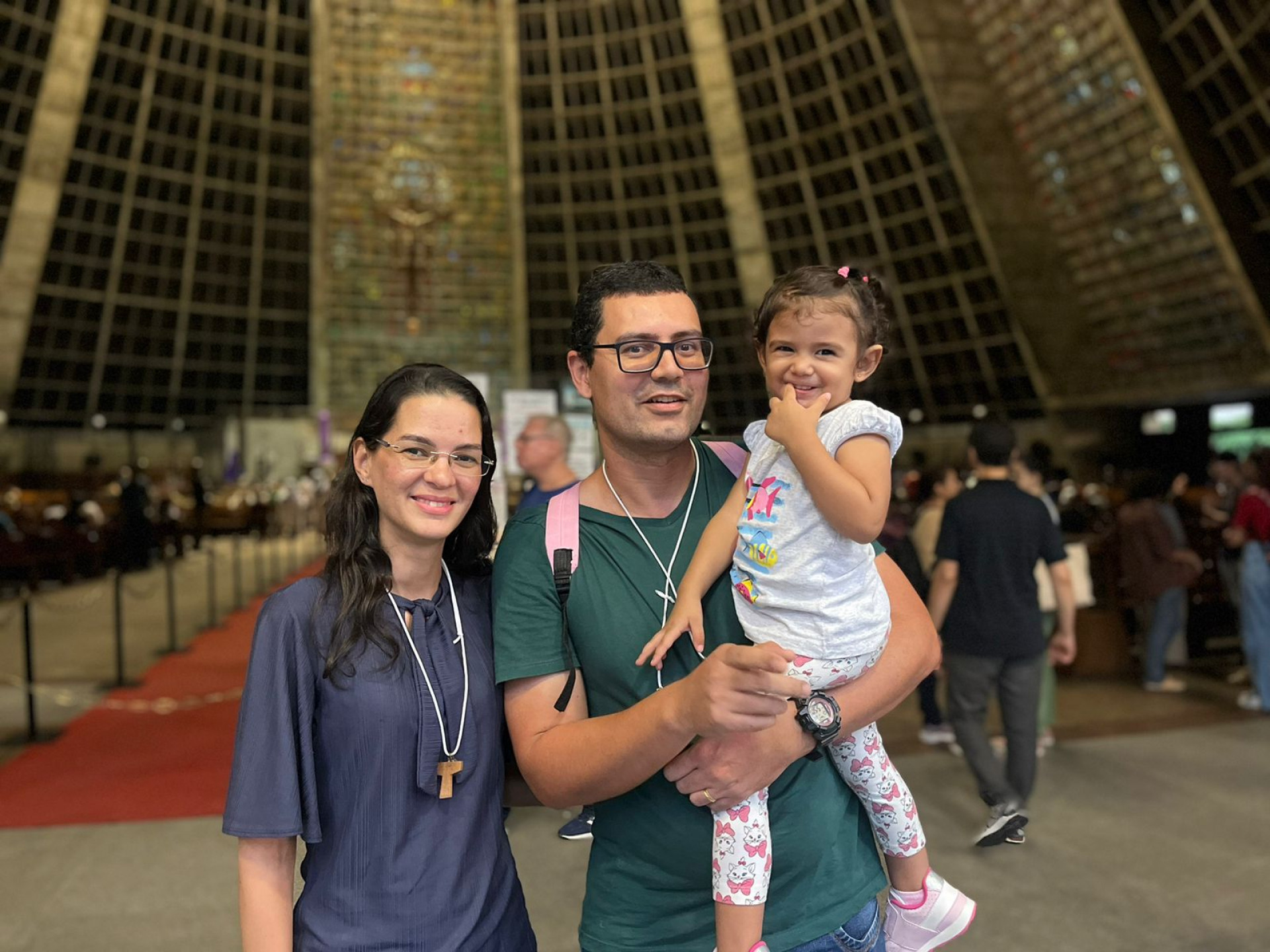 Janaina Domingos e Alexandre Silva estiveram na catedral com a filha - Maria Eduarda Volta / Ag&ecirc;ncia O Dia