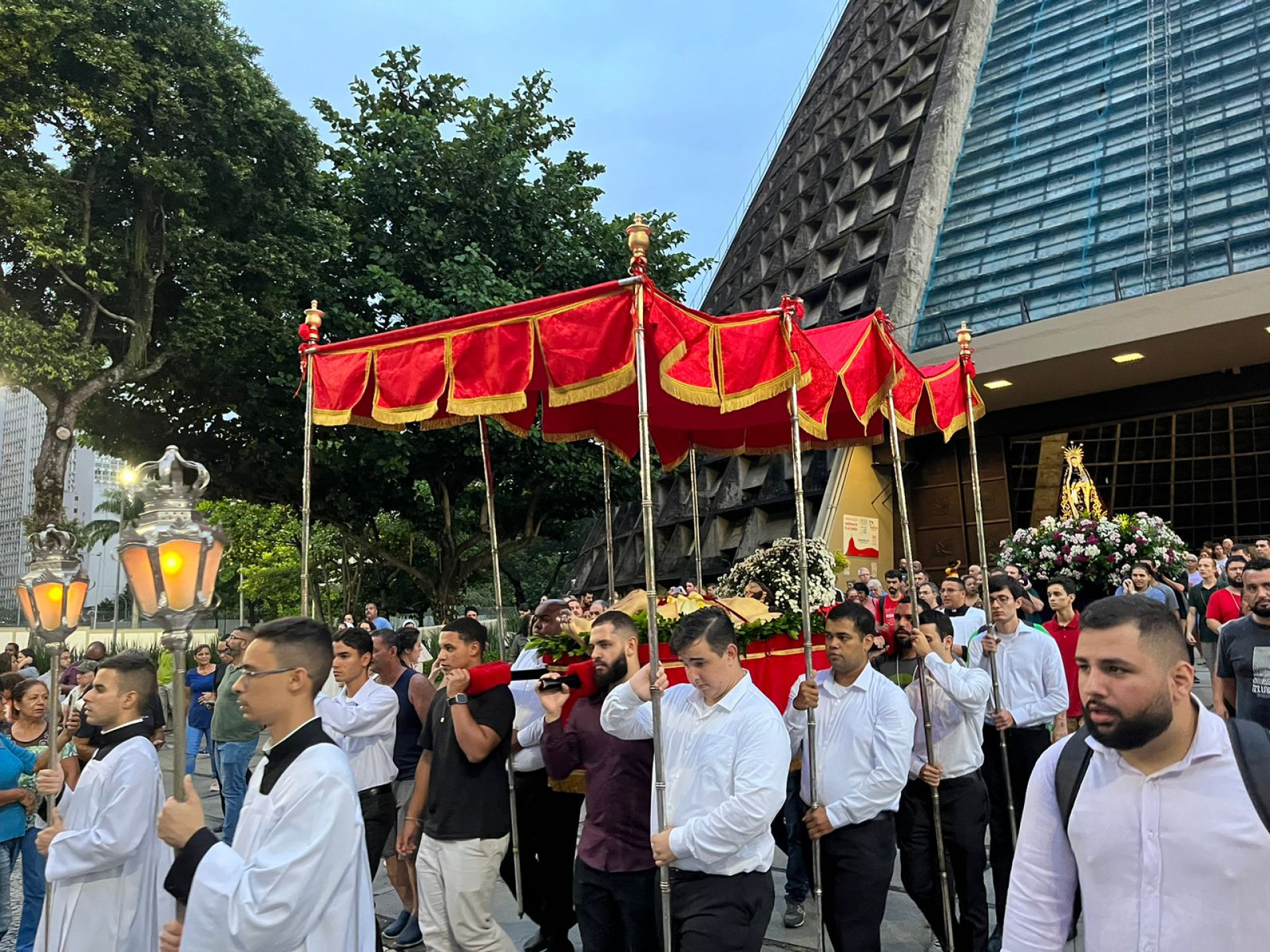 Prociss&atilde;o do Senhor Morto acontece ap&oacute;s a&ccedil;&atilde;o lit&uacute;rgica na Catedral Metropolitana - Maria Eduarda Volta / Ag&ecirc;ncia O Dia