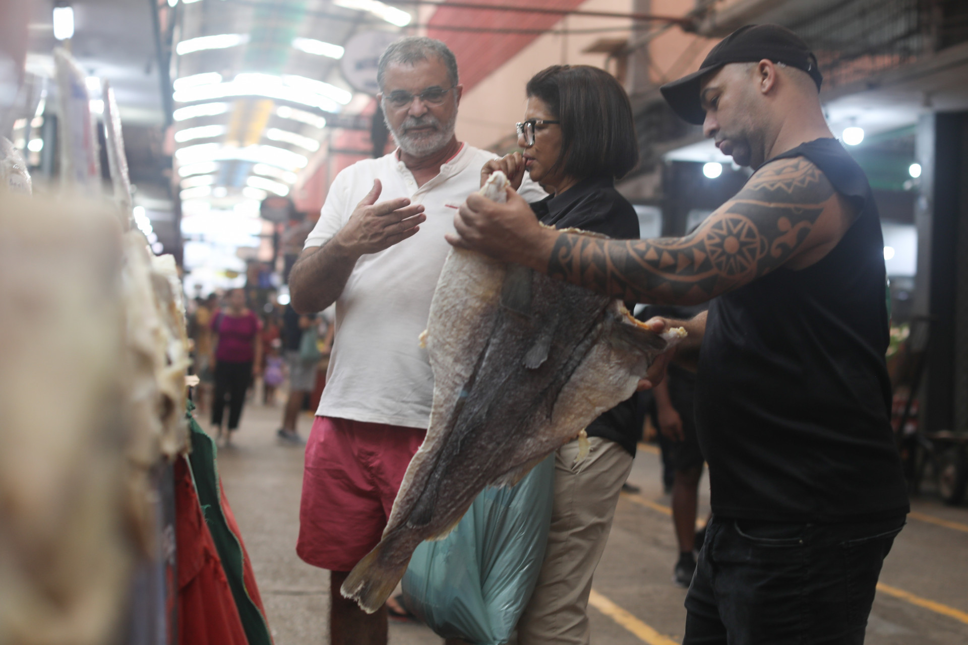 Procura por bacalhau, na v&eacute;spera da P&aacute;scoa, movimentou o Cadeg neste s&aacute;bado (30) - Pedro Ivo/Ag&ecirc;ncia O Dia