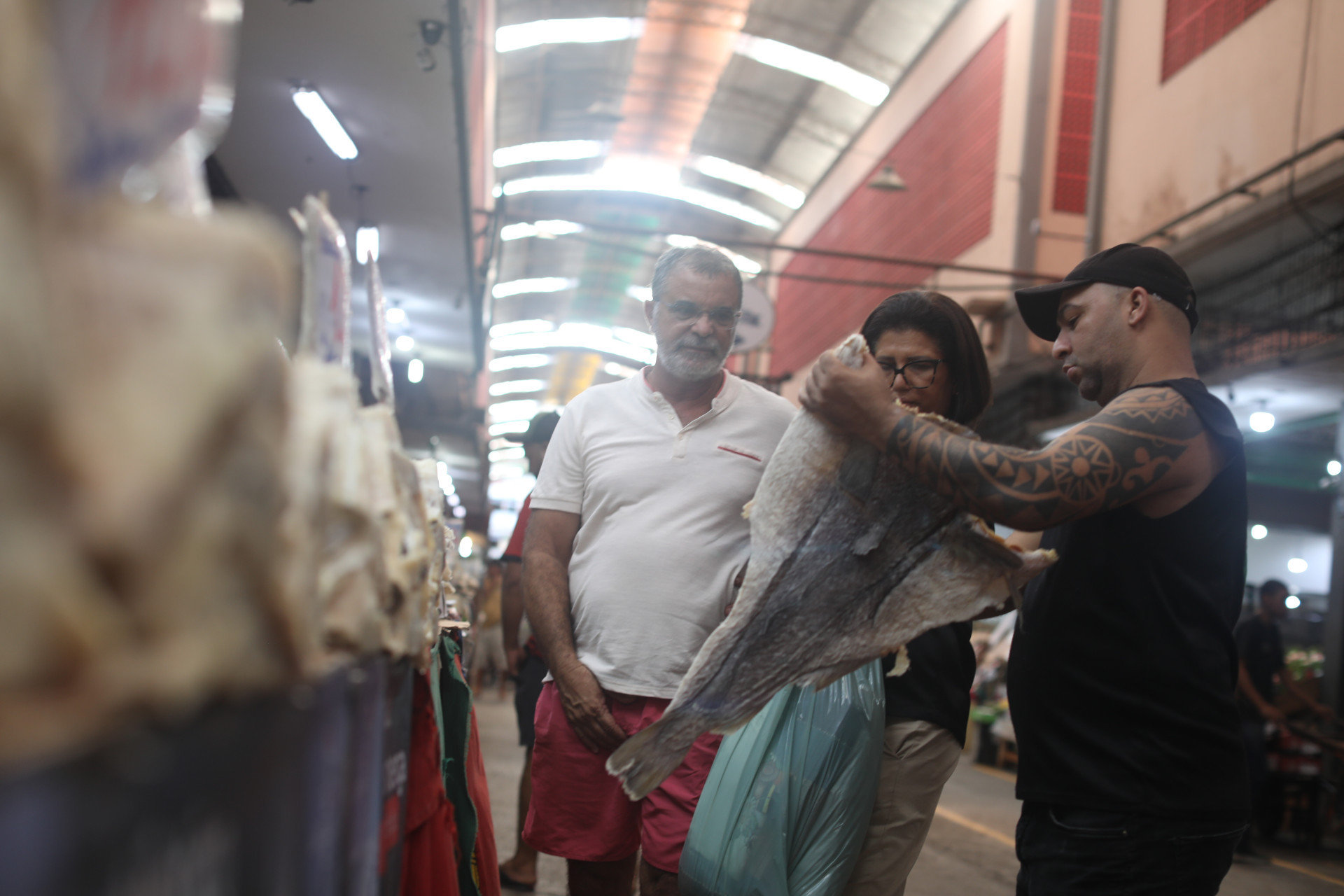 Procura por bacalhau, na v&eacute;spera da P&aacute;scoa, movimentou o Cadeg neste s&aacute;bado (30) - Pedro Ivo/Ag&ecirc;ncia O Dia