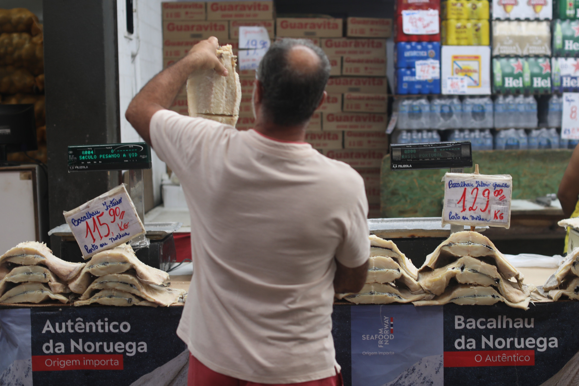 Procura por bacalhau, na v&eacute;spera da P&aacute;scoa, movimentou o Cadeg neste s&aacute;bado (30) - Pedro Ivo/Ag&ecirc;ncia O Dia