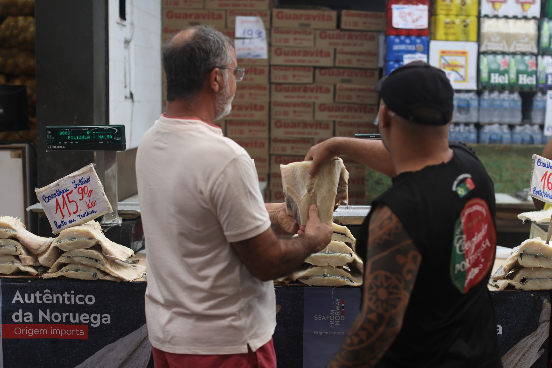 Procura por bacalhau, na v&eacute;spera da P&aacute;scoa, movimentou o Cadeg neste s&aacute;bado (30) - Pedro Ivo/Ag&ecirc;ncia O Dia