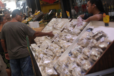 Cariocas lotam Cadeg e lojas de departamento em busca das compras de última hora para Páscoa